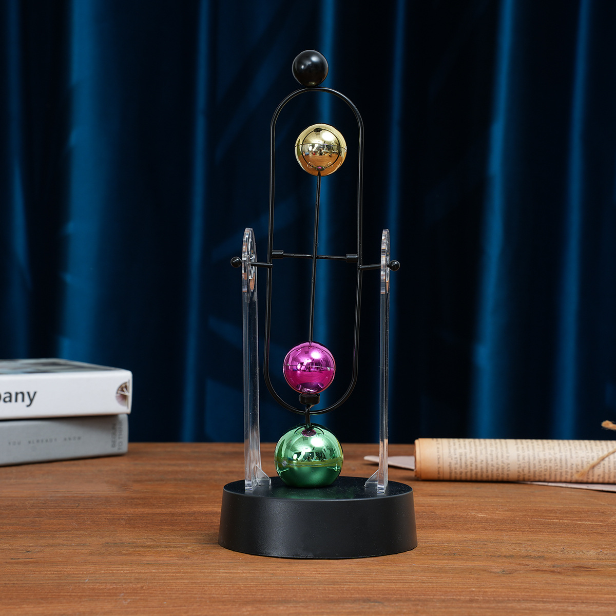Newton Cradle Large - Маятник Ньютона: Декоративный элемент для дома
